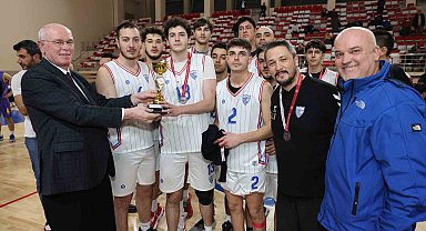 Başkan Kurt'a Basketbol Ligi şampiyonluk maçında büyük ilgi