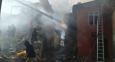 Beyşehir'in Doğanbey Mahallesi'nde evler yandı
