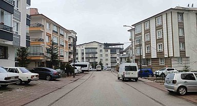 Boşanma aşamasındaki eşinin evinde bıçağı boğazına dayayıp intihara kalkıştı