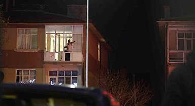 Bunalıma giren şahıs polise direndi: Evinin camlarını kırıp sokağa fırlattı