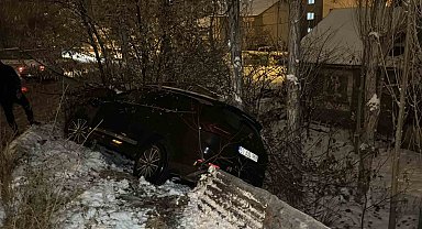 Buzlu yolda kayan otomobil evin bahçesine düştü: 1 yaralı