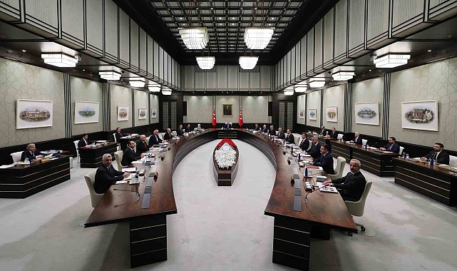 Cumhurbaşkanı Recep Tayyip Erdoğan başkanlığındaki kabine toplantısı Beştepe'de başladı.