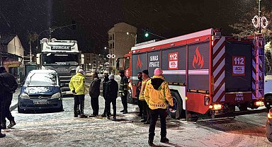 "Dur" ihtarına uymadı, tırı polislerin üzerine sürdü