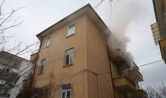 Elektrikli şofben evi yaktı, 4 kişi dumandan etkilendi: İtfaiye amiri papağana kalp masajı yaptı