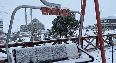 Erciyes'e yağan kar tatilcilerin yüzünü güldürdü