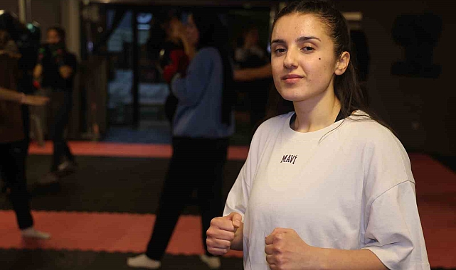 Futboldan geçiş yaptığı boksta 23 yaşında antrenör oldu
