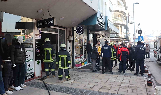 Giyim mağazasında çıkan yangın paniğe neden oldu