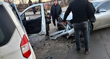 Gizli buzlanma yüzünden 3 araç bir birine girdi
