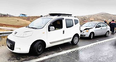 Hafif ticari araç ile otomobil çarpıştı: 2 yaralı