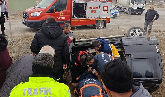 Hafif ticari araç takla attı: 4 yaralı