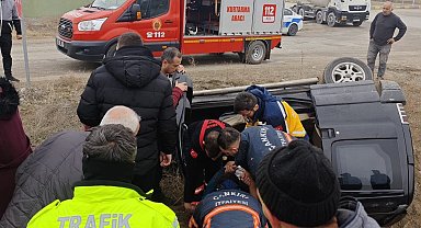 Hafif ticari araç takla attı: 4 yaralı