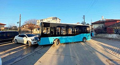 Halk otobüsü ile otomobil çarpıştı: 7 yaralı