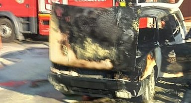 Hastane otoparkında yanan otomobil küle döndü