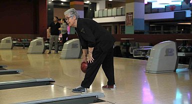 Huzurevi sakinleri bowling ile eğlendi