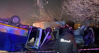İşçi taşıyan kamyonet ile hafif ticari araç çarpıştı: 1'i ağır 6 yaralı