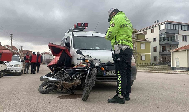 Karaman'da Motokurye ve Hafif Ticari Araç Çarpıştı: Kurye Yaralandı