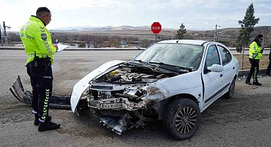 Kırıkkale'de 2 otomobil kafa kafaya çarpıştı: 3 yaralı