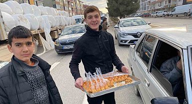 Konya'da Esed rejiminin son bulması sebebiyle baklava ikramı