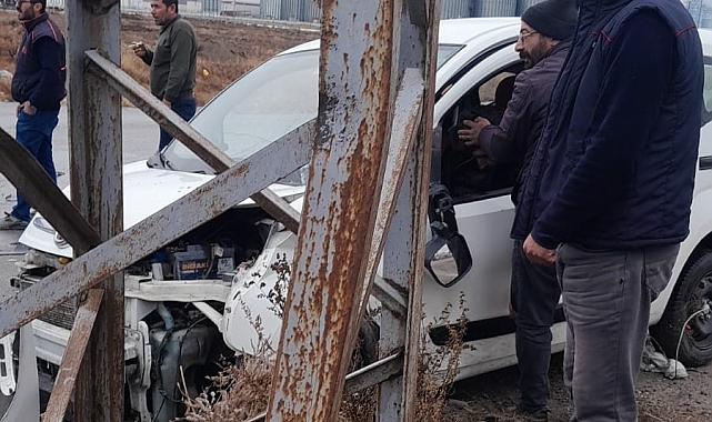 Konya'da iki hafif ticari araç çarpıştı: 1'i bebek 4 yaralı