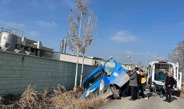Konya'da kargo minibüsü yan yattı: 1 yaralı