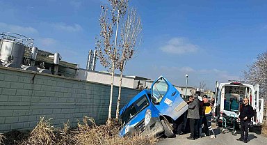 Konya'da kargo minibüsü yan yattı: 1 yaralı