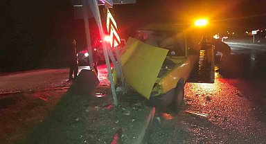Konya'da otomobil trafik levhasına çarptı: 6 yaralı