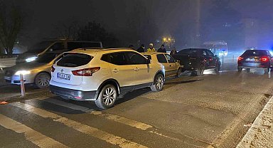 Köprü üzerinde 3 aracın karıştığı zincirleme kaza trafiği kilitledi
