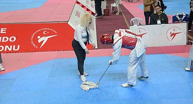 Milli sporcu müsabakayı bıraktı, piste paspas attı