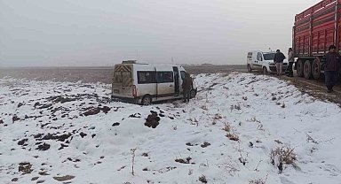 Öğrenci servisi ile tır çarpıştı: 1 yaralı