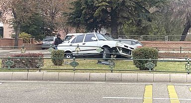 Otomobil bariyerlere çarpıp refüje çıktı