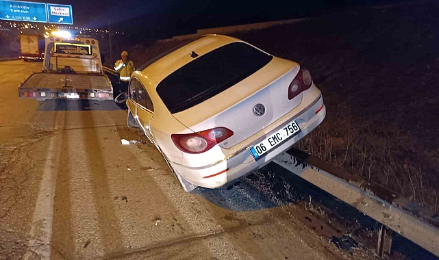 Otomobil bariyerlere çıktı