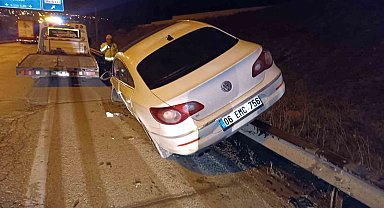 Otomobil bariyerlere çıktı