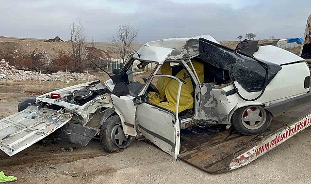 Otomobil beton elektrik direğine çarptı, 18 yaşındaki sürücü hayatını kaybetti