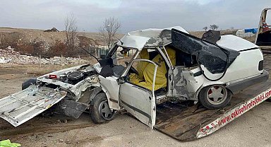 Otomobil beton elektrik direğine çarptı, 18 yaşındaki sürücü hayatını kaybetti