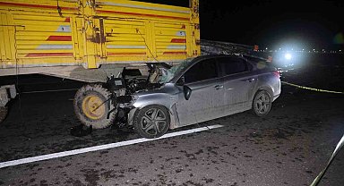 Otomobil traktör römorkuna ok gibi saplandı, sürücü öldü