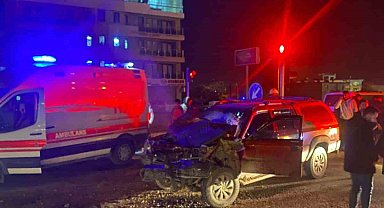 Pikap tıra arkadan çarptı: 2 yaralı