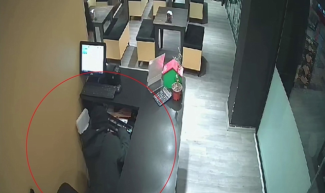 Restoranın kasasından para çalmaya çalışan çocuk son anda yakalandı