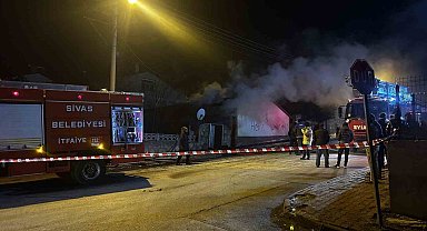 Sivas'ta devrilen elektrikli soba yangına neden oldu