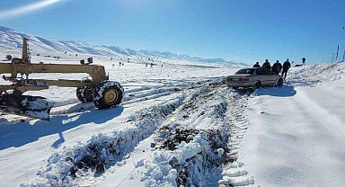 Tarlaya uçan araç kurtarıldı