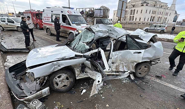 Tıra çarpan Fiat Tempra otomobil hurdaya döndü