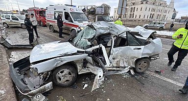Tıra çarpan Fiat Tempra otomobil hurdaya döndü