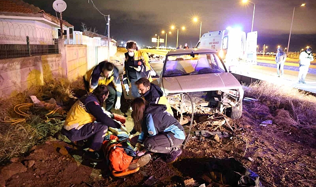 Tofaş refüje girerek hurdaya döndü: 2 yaralı