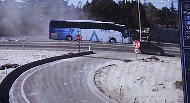 Turistleri taşıyan otobüs, iş makinesine böyle çarptı