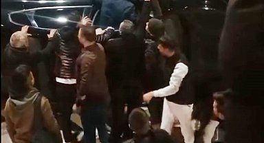 Vatandaşlar kapıyı açtı, yaralılar aracın üstüne çıktı