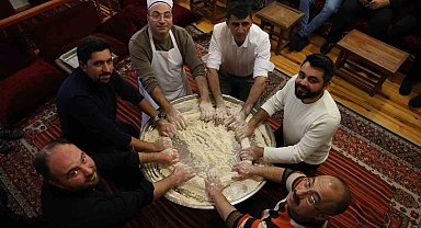 Yapımı 5 saat süren asırlık tatlı, lezzetiyle damak çatlatıyor