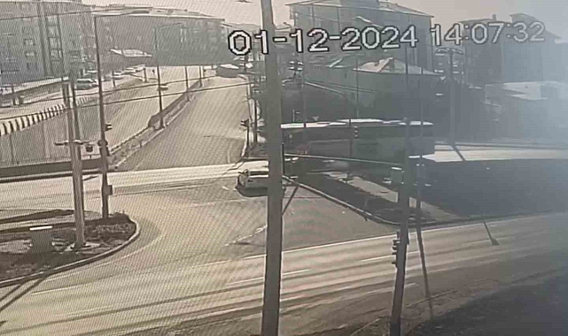 Yolcu otobüsü kırmızı ışıkta bekleyen iki araca çarptı: 1 yaralı
