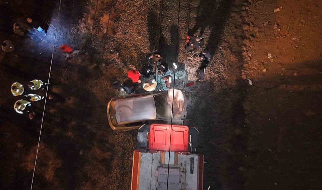Yük treninin metrelerce sürüklediği otomobil hurdaya döndü: Sürücü canını son anda kurtardı