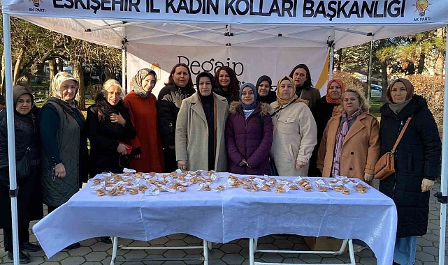AK Parti Eskişehir Kadın Kolları üyeleri kandil simidi dağıttı