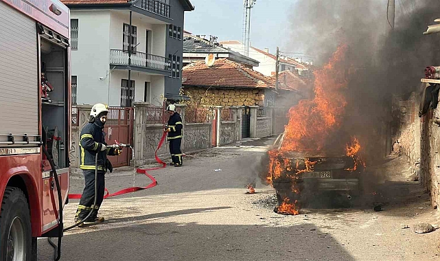 Aksaray'da park halindeki araç alev alev yandı