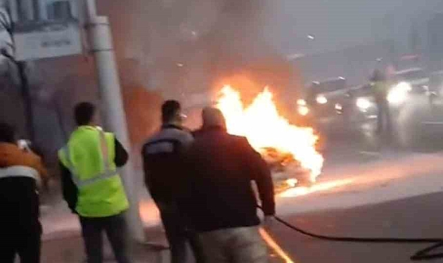 Ankara'da seyir halindeki otomobil alev alev yandı